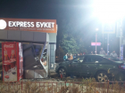 В Волгограде иномарка протаранила торговый павильон