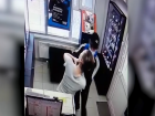 Избиение сотрудницы салона сотовой связи попало на видео в Волгограде 
