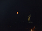 Волгоградцы делятся снимками потрясающе алой Луны
