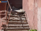 Лестница-капкан караулит волгоградцев рядом с домом Максюты и комитетом градостроительства