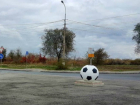 В  Волгограде установили огромный футбольный мяч