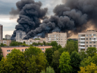 Столб черного дыма напугал жителей юга Волгограда 