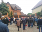 Толпы людей пришли к дому погибшего основателя «Яндры» в Камышине