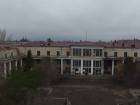 Разрушенный памятник архитектуры Дом культуры ВГТЗ попал в камеру квадрокоптера 