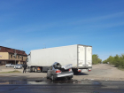 «Тойота» «влетела» под грузовик: появилось видео страшной аварии с полуприцепом на трассе под Волгоградом
