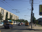 Mazda 3 врезалась в фонарный столб в Волгограде: водитель погиб, двое пассажиров в больнице