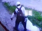 Волгоградец обчистил холодильник с напитками у киоска в Волгограде - видео