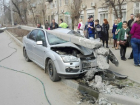 На юге Волгограда пьяный водитель выжил в страшной аварии