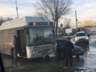В Волгограде померялись силами легковушка и автобус № 65