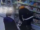 Наглую кражу в продуктовом сняли на видео в Волгограде