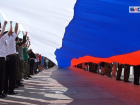 По центру Волгограда до музея-панорамы «Сталинградская битва» пронесли 80-метровый флаг РФ
