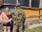 Потайную дверь нашли сотрудники ФСБ при облаве на волгоградскую нарколабораторию — видео 
