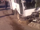 Провалившаяся под плитку в центре Волгограда уборочная машина попала на видео