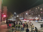 Колонна митингующих движется по улице Советской в Волгограде