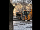 Волгоградские дорожники скидывают под деревья собранную с дорог грязь