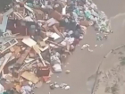 Переполненные мусорки поплыли в Волгограде в ливень - видео 