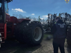 Пьяный водитель насмерть переехал молодого работника на тракторе под Волгоградом