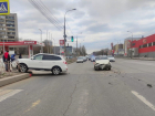 Иномарка снесла капот "Ладе" возле заправки в центре Волгограда: видео