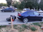 Водитель 50+ влетел на скутере в припаркованную Mazda в Волгограде