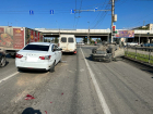 Такси с пассажиром перевернулось на проспекте Жукова в Волгограде