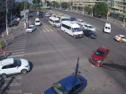Две легковушки не поделили перекресток на Краснознаменской в Волгограде: видео 