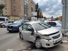 Toyota на скорости влетела в Ford в центре Волгограда: ДТП попало на видео