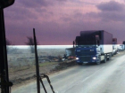 Под Волгоградом перевернулась фура с мандаринами 