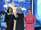 Волгоградской воспитательнице вручили ключи от новой квартиры в Москве 