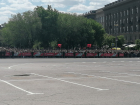 Одинокую лужицу посреди площади в разгар парада заметили в Волгограде