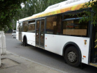 В центре Волгограда ремонтная служба пытается починить автобус «Питеравто»