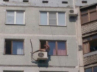 Волгоградец устроил шоу для жильцов дома, забравшись на сплит-систему 8 этажа