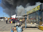 Развернут оперативный штаб, торговцы рыдают и пытаются спасти вещи: что происходит на горящем рынке на Нижнем Тракторном в Волгограде 