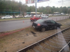 Renault пробила ограждение и вылетела с дороги на севере Волгограда
