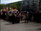 Первомайская демонстрация заполонила улицы и перекрыла центр Волгограда