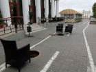 В Волгограде открытые люки огородили стульями