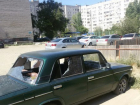 В Волгограде по ночам разбивают стекла авто и прокалывают колеса