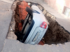 Машина рухнула в коммунальную яму в Волгограде