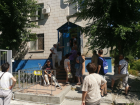 Многочасовая очередь выстроилась к травмпункту на жаре в Волгограде