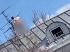 Голый «Карлосон» забрался на крышу дома в Волгограде  — видео