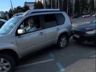 «Гений вождения» устроила треш на волгоградской парковке и стала звездой соцсетей