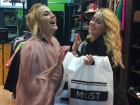 Две блондинки в Волгограде пытались уйти из магазина в пуховике, не расплатившись