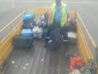В аэропорту Волгограда грузчики швыряли багаж прямо на глазах пассажиров. Видео