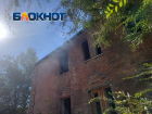 «Да когда уже их снесут»: волгоградцы надышались гарью из-за очередного пожара в заброшенной расселенке