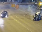 LADA перевернулась, пострадали двое: видео ночного ДТП в Волгограде