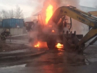 Экскаватор сгорел днем в центре Волжского