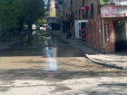 Мощный поток воды заливает Первую продольную в Волгограде