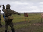 Волгоградских мобилизованных разведчиков и мотострелков учат метать лопатки и ножи