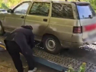 Припаркованные на тротуаре машины и мотоциклы эвакуировали под Волгоградом 