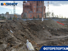 Пустые бутылки из-под водки и вырубленные деревья: благоустройство сквера у храма Александра Невского в объективе фотографа