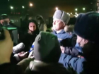 Опаздывающий поезд с беженцами из Донбасса в Волжском встречают чиновники, сотрудники МЧС и журналисты